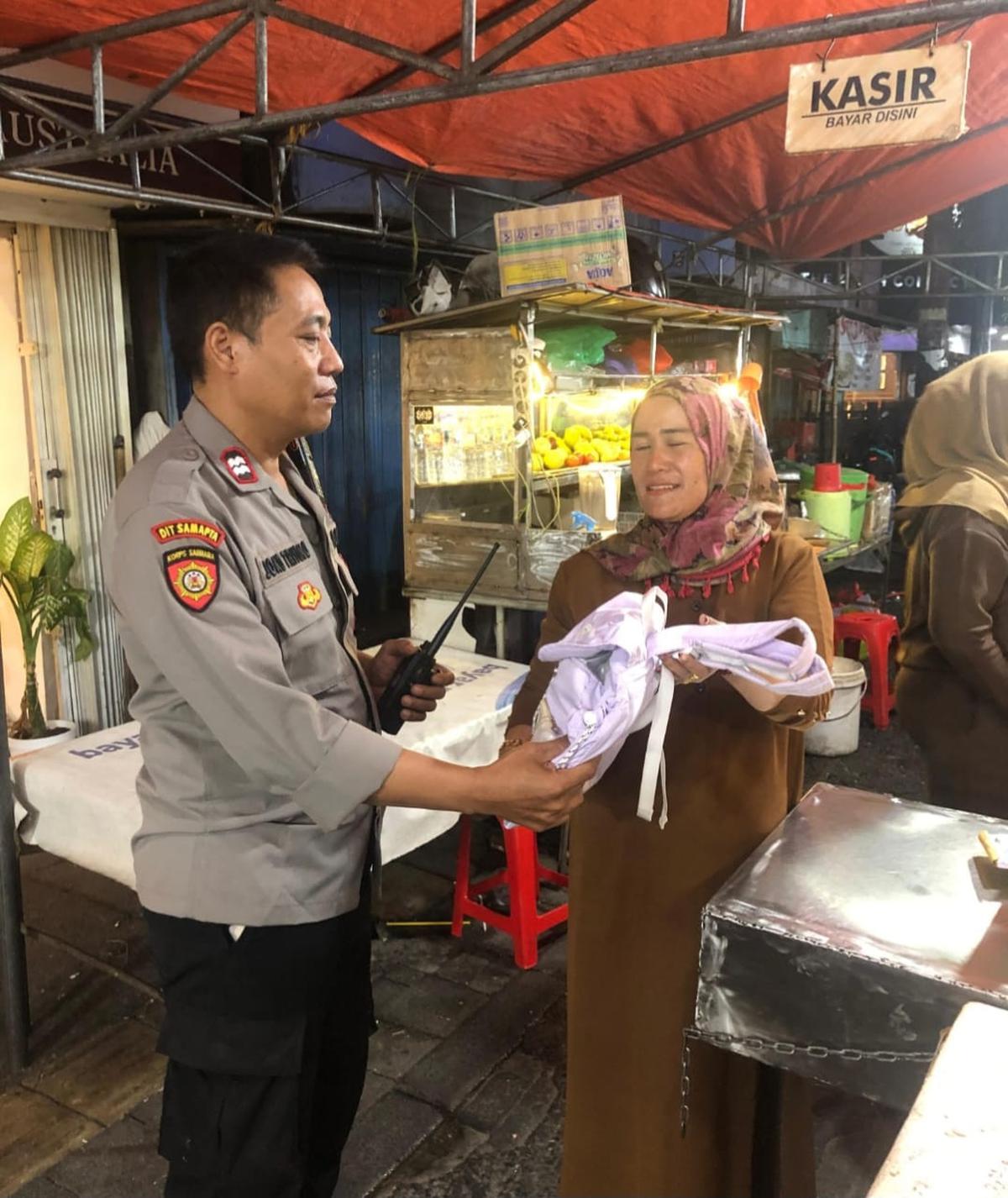 Polisi respons laporan warga lewat Call Center 110.