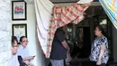Sejumlah keluarga dan kerabat saat mendatangi rumah duka almarhum Ferrasta Soebardi atau lebih akrab disapa Pepeng di kawasan Bumi Pusaka Cinere, Depok, Jawa Barat, Rabu (6/5/2015).(Liputan6.com/Helmi Afandi)