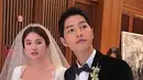 Tidak sedikit warga net yang menyebutkan bahwa Song Joong Ki  dan Song Hye Kyo seperti pasangan yang baru saja bertengkar. Pasalnya, di foto tersebut keduanya berjalan masing-masing, tidak dengan mesra. (Instagram)