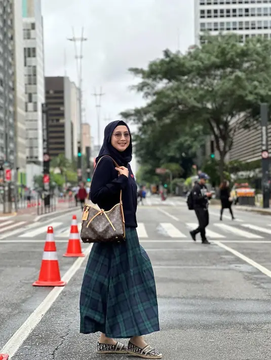 Melihat daerah perkotaan di Sao Paulo, Brazil ternyata tidak jauh berbeda dengan di Indonesia. Banyak gedung-gedung tinggi dan jalanan yang luas. Namun dalam potretnya tersebut terlihat bahwa jalanannya terlihat lengang. (Liputan6.com/IG/@desyratnasariterdepan)