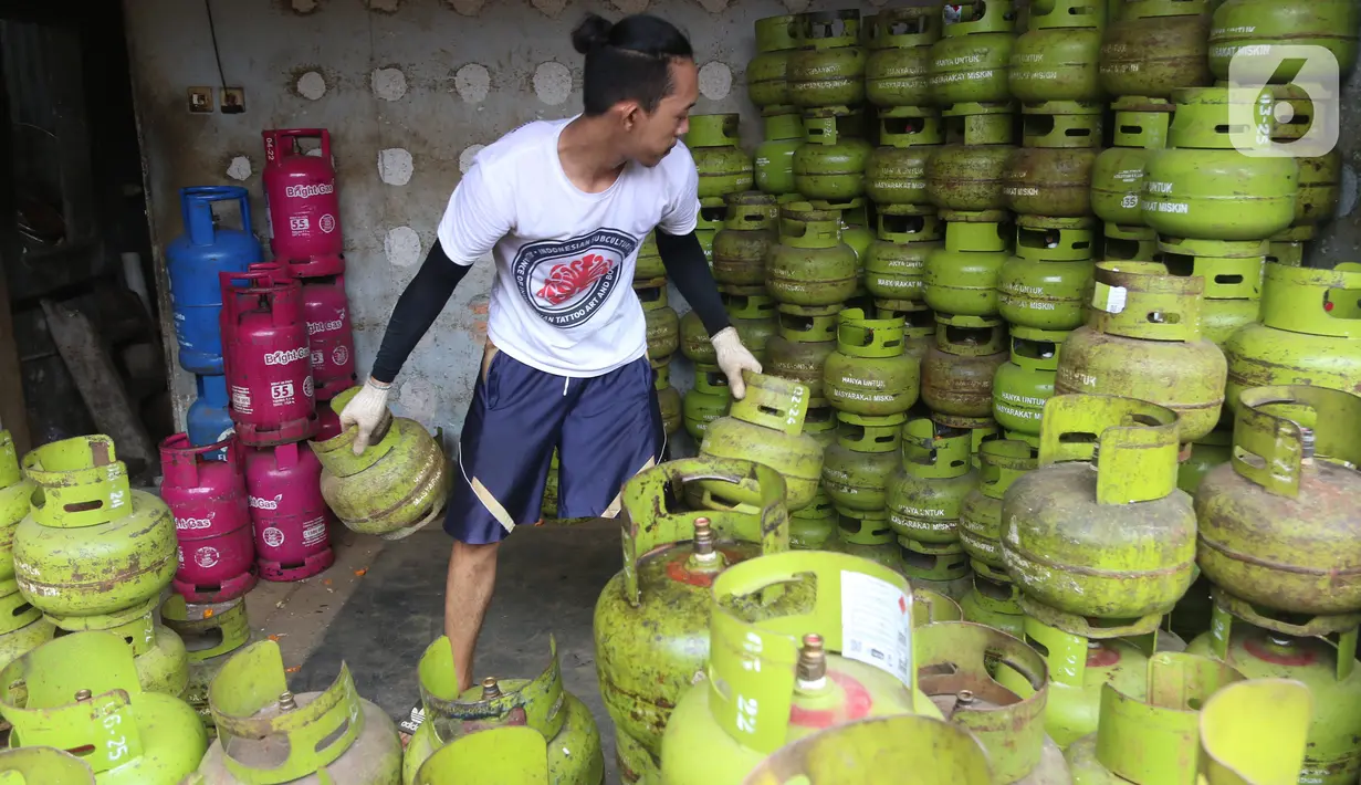 Pekerja menata tabung gas LPG 3 kilogram (kg) di Jakarta, Rabu (16/12/2020). PT Pertamina (Persero) memperkirakan kebutuhan gas elpiji 3 kg naik menjadi 7,50 juta metrik ton pada 2021. (Liputan6.com/Angga Yuniar)
