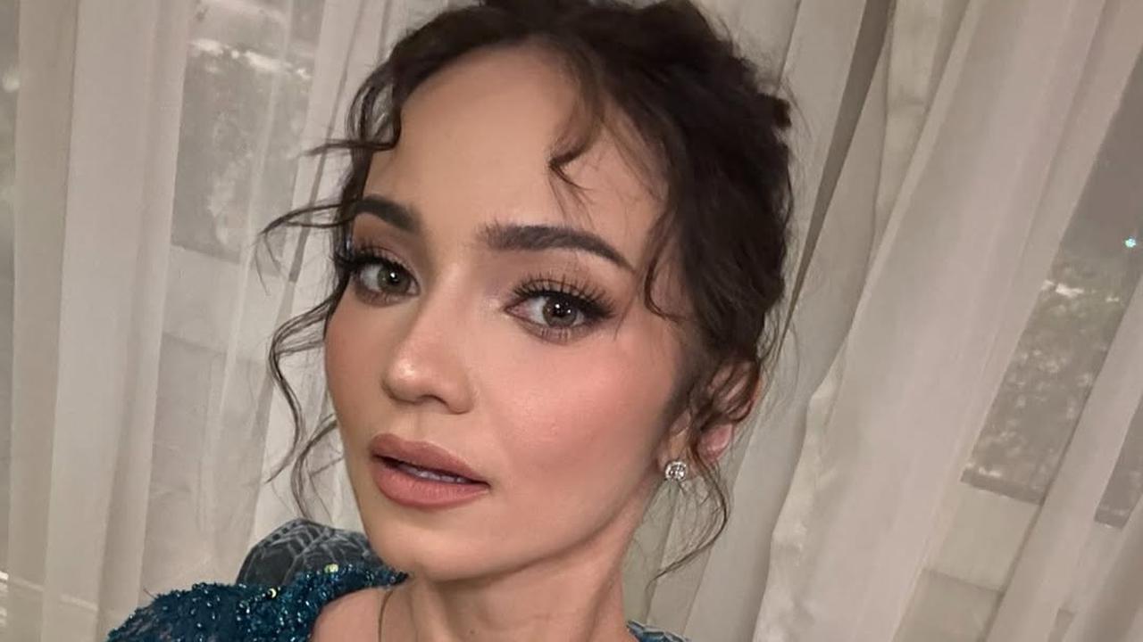 Model Kebaya Modern ala Enzy Storia, Potret Cantiknya Makin Terpancar