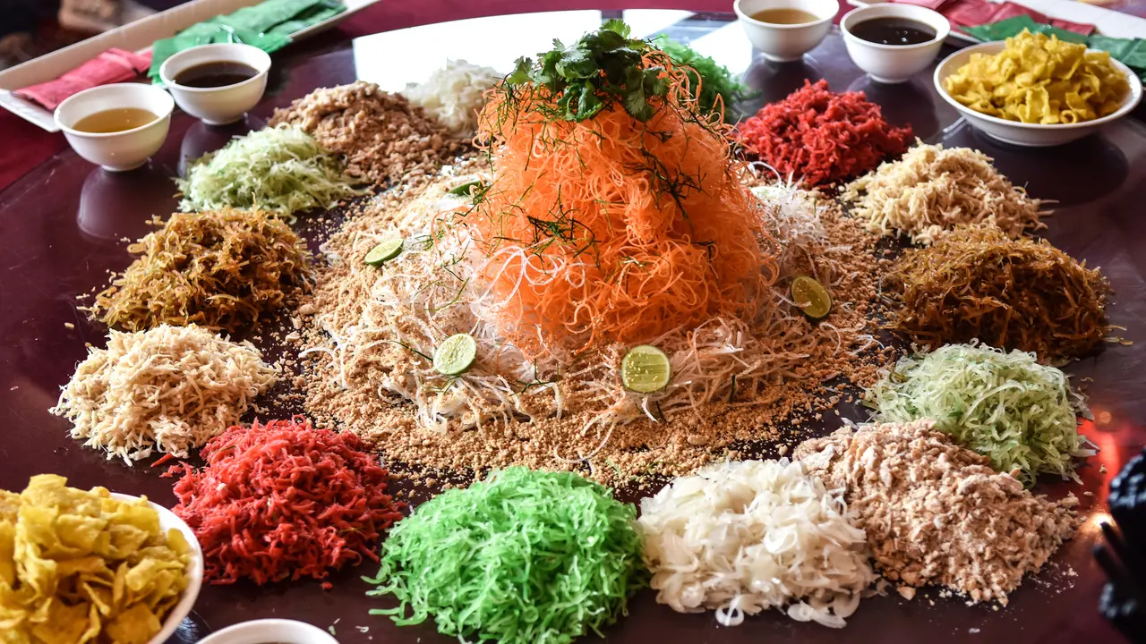 Mengawali Keberuntungan di Tahun Baru Imlek dengan Mencicipi Yee Sang Raksasa dan Nian Gao