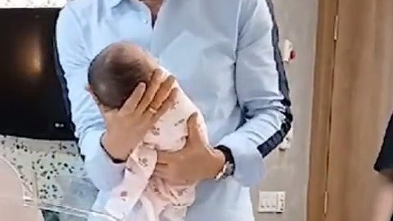Akhirnya Bisa Timang Cucu, 7 Potret Addie MS Gendong Anak Kevin Aprilio - Jadi Kado Ultah Terindah