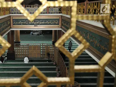 Aktivitas jemaah saat beribadah di Masjid Agung Al-Barkah, Bekasi, Jawa Barat, Rabu (15/5/2019). Masjid Agung Al-Barkah Bekasi dibangun pada 1890 yang dipelopori oleh Penghulu Lanraad (alm) Haji Abdul Hamid. (merdeka.com/Iqbal Nugroho)