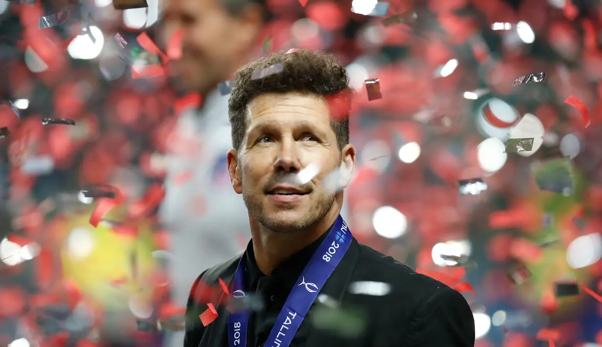 Pelatih Atletico Madrid, Diego Simeone tersenyum saat berselebrasi meraih juara Piala Super Eropa setelah mengalahkan Real Madrid di Lillekula Stadium di Tallinn, Estonia, (15/8). Atletico Madrid menang 4-2 atas Real Madrid. (AP Photo/Pavel Golovkin)