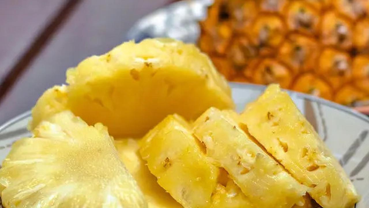 Cara Mengupas Nanas Tanpa Menggunakan Pisau yang Viral di Tiktok, Sangat Praktis dan Mudah