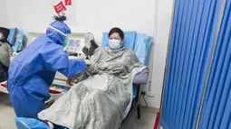 Pasien yang  pulih dari coronavirus menyumbangkan plasma di Pusat Darah Wuhan di Wuhan, Hubei, China (17/2/2020). Beberapa pasien yang telah sembuh menganggap menjadi donor sebagai cara berterima kasih kepada masyarakat karena telah menerima perawatan yang efektif dan tepat waktu. (Xinhua/Cai Yang)