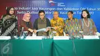  Ketua Dewan Komisioner OJK, Muliaman Hadad (kedua kiri) melihat catatan akhir tahun OJK di gedung OJK, Jakarta,Jumat (30/12). OJK menyebutkan Sektor jasa keuangan domestik masih berada dalam kondisi normal.(Liputan6.com/Angga Yuniar)