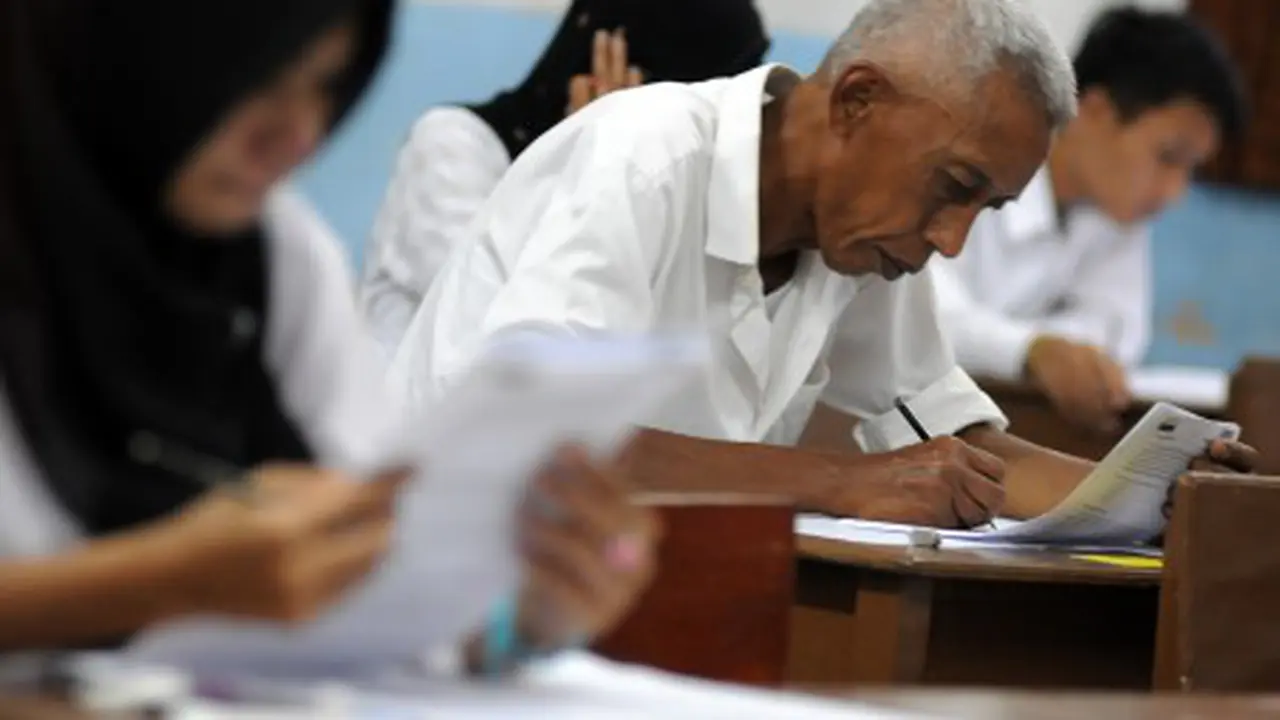  Kakek Usia 60 Tahun Ikut Ujian Nasional