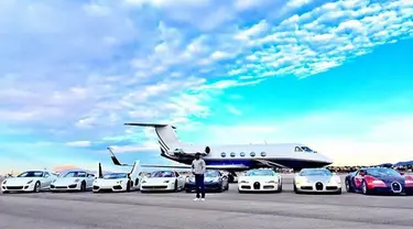 Petinju Floyd Mayweather berpose di depan kendaraan mewah miliknya yang bernilai miliaran rupiah. (instagram.com/floydmayweather)