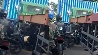 Viral aksi pengendara motor lewati kolong truk kontainer (sumber: Twitter/txtdrjkt)
