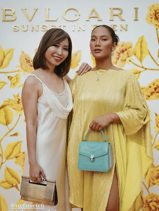 <p>Sedangkan, Tara Basro hadir mengenakan dress lengan panjang warna kuning, dengan detail slit. Dipadukan heels sepatu hitam. Ia pun nampak membawa mini bag warna mint dan mengenakan kalung dengan liontin mewah.</p>