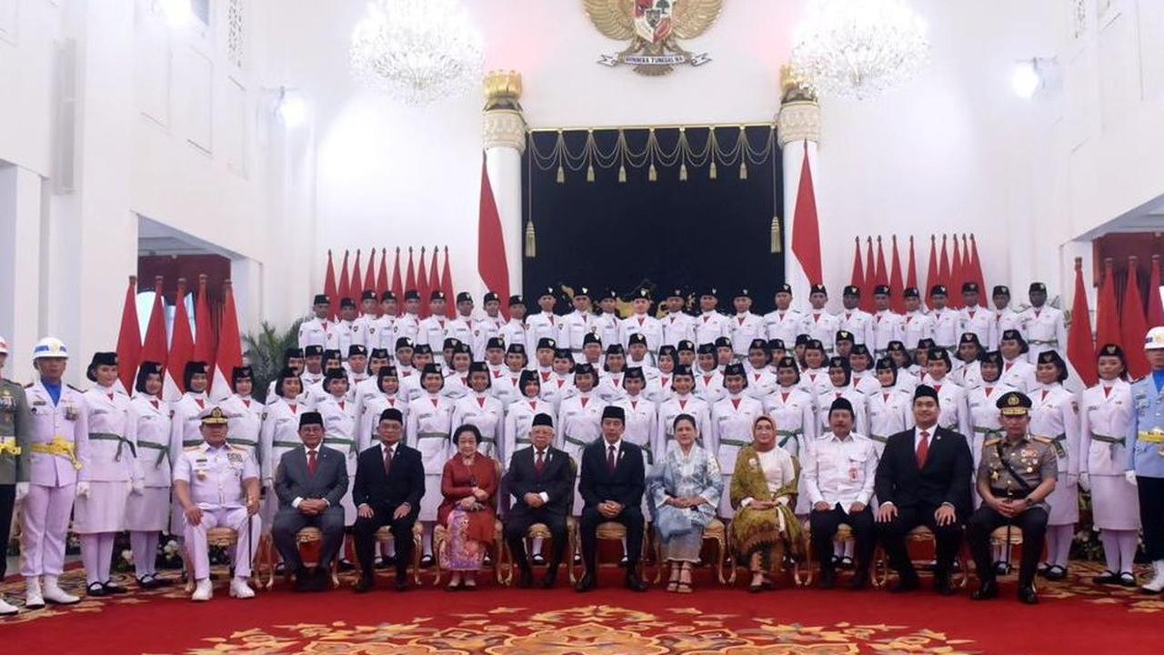 Jokowi Sematkan Pin ke Anggota Paskibraka