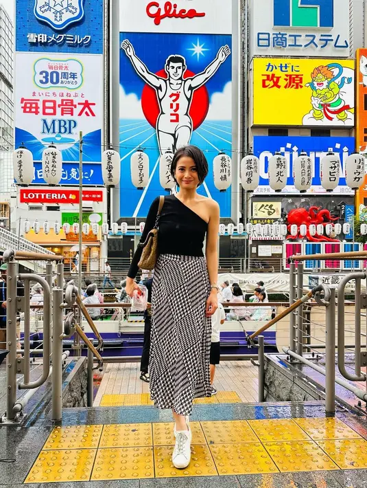 Jauh-jauh dari Australia, Acha Septriasa mengajak keluarganya menikmati musim panas di Jepang. Ibu satu anak ini tampil kece dengan one shoulder top dan rok geometris. [Foto: Instagram/ Acha Septriasa]