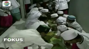 Sambut Hari Santri Nasional, ratusan santri di Pondok Pesantren Bani Racang, Kabupaten Probolinggo, gelar tradisi Polo’an atau makan bersama di atas daun pisang.