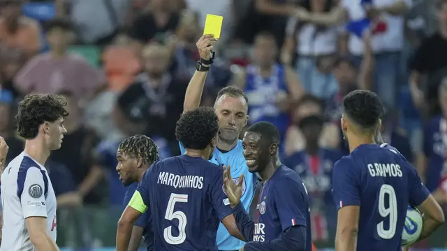 Ousmane Dembele (kedua dari kanan) diganjar kartu kuning di laga PSG ke vs Tottenham di UEFA Super Cup 2025 di Bluenergy Stadium, Italia, Kamis (14/08/2025) dini hari WIB. (AP Photo/Darko Bandic)