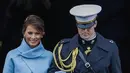 Kabarnya dress biru muda yang dikenakan Melania saat itu hasil rancangan Ralph Lauren, lengkap dengan sarung tangan dan jaket bergaya turtle neck yang dikenakannya. (doc.dailymail.com)