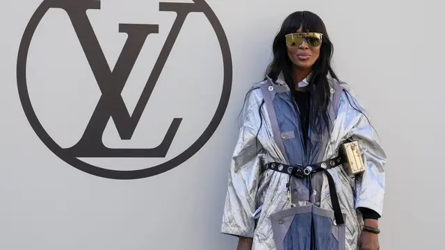 Supermodel Naomi Campbell Tampil Nyentrik dengan Mantel Metalik di Paris