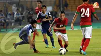Paulo Oktavianus Sitanggang, pemain bernomor 17, mencoba menerobos pertahanan Laos dalam pertandingan kualifikasi piala AFC yang digelar di Stadion GBK Jakarta (Liputan6.com/ Helmi Fithriansyah)  