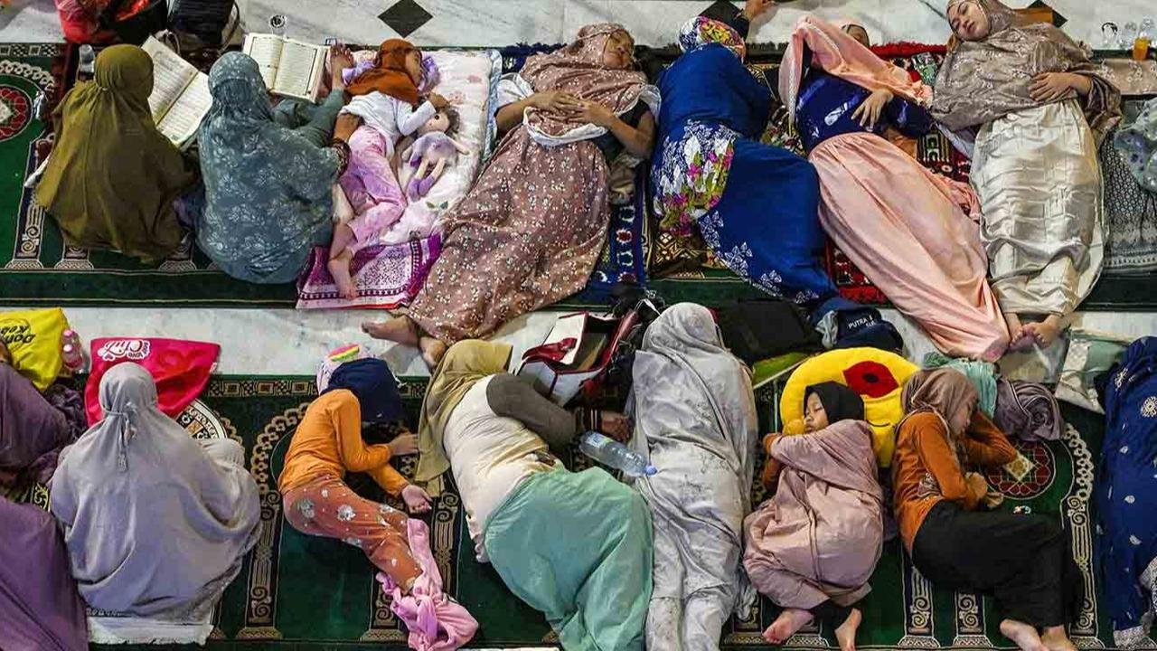 FOTO: Itikaf Mengharapkan Kemulian Malam Lailatul Qodar di Mesijd Al Akbar Surabaya