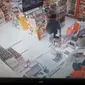 Tangkapan layar CCTV yang merekam aksi perampokan bersenjata api di minimarket di Desa Ragemanunggal, Setu, Kabupaten Bekasi. (Foto: Istimewa)