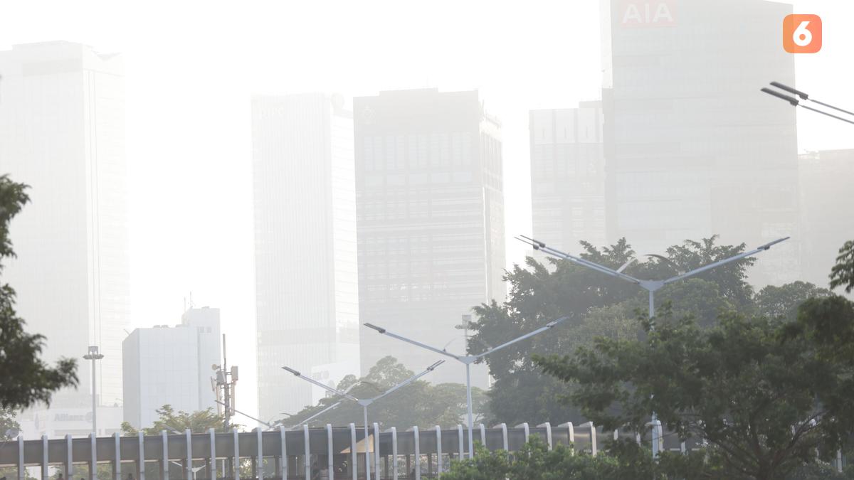 Warga Bermasker Saat Lari di CFD Jakarta