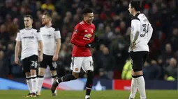 Senyum pemain Manchester United, Jesse Lingard usai membobol gawang Derby County pada laga PIala FA di Old Trafford, Manchester, (5/1/2018). Manchester United menang 2-0. (Martin Rickett/PA via AP)
