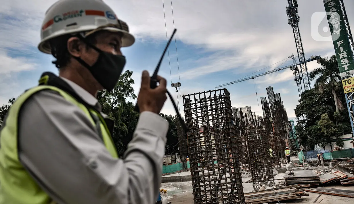 Aktivitas pekerja menyelesaikan proyek revitalisasi Taman Ismail Marzuki (TIM) Tahap I, Jakarta, Rabu (6/1/2021). Progres revitalisasi TIM Tahap I yang meliputi gedung perpustakaan, wisma seni, parkir taman, dan Masjid Amir Hamzah itu telah mencapai 55 persen. (merdeka.cim/Iqbal S.Nugroho)