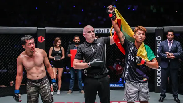 Petarung tuan rumah  Phoe “Bushido” Thaw (kanan) mengalahkan atlet Indonesia, Yohan Mulia. (ONE Championship)