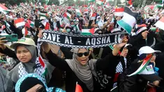 Massa dari Koalisi Indonesia Bela Baitul Maqdis (KIBBM) melakukan Aksi Bela Palestina di Masjid Al Azhar, Jakarta Selatan, Minggu (15/10/2023). Aksi yang diikuti oleh ribuan warga ini juga memberikan dukungan dana kepada warga Palestina. (merdeka.com/Arie Basuki)