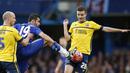 Pemain Chelsea, Diego Costa, mencoba merebut bola dari hadangan para pemain Scunthorpe United pada putaran ketiga Piala FA di Stadion Stamford Bridge, London, Minggu (10/1/2016). Chlesea menang 2-0. (Reuters/John Sibley)