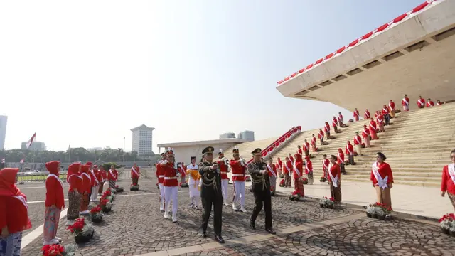 Barisan Berkebaya Penjaga Bendera Pusaka