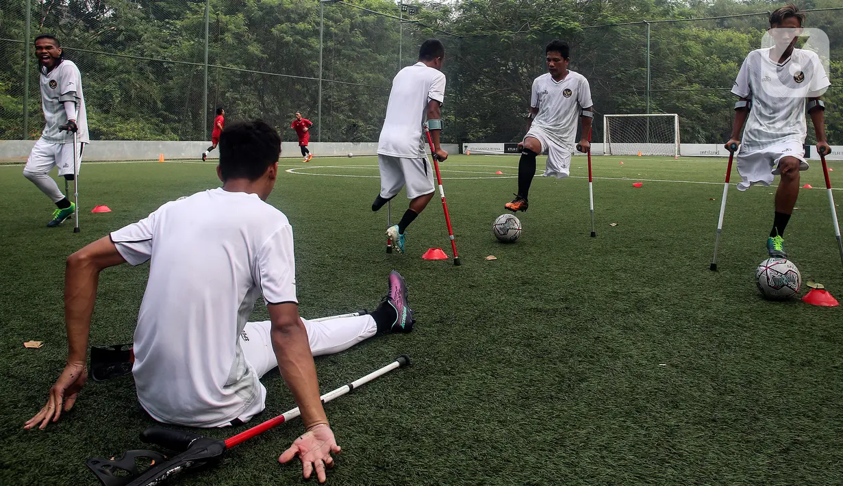 Pesepak bola Tim Garuda Indonesia Amputee Football (INAF) berlatih di Lapangan Bola Sport Club Serenia Mansion Jakarta, Selasa (12/7/2022). Timnas Garuda INAF kembali menggelar latihan dalam rangka persiapan mengikuti Piala Dunia 2022 di Turki pada Oktober mendatang. (Liputan6.com/Johan Tallo)