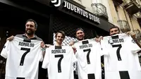 Pendukung Juventus memamerkan seragam Cristiano Ronaldo. (AFP/Isabella Bonotto)