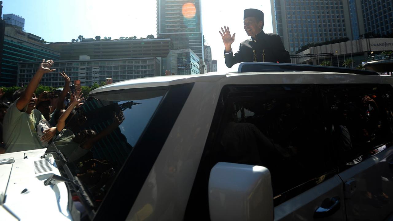 Jokowi menuju Bandara Halim Perdanakusuma naik Maung Garuda putih