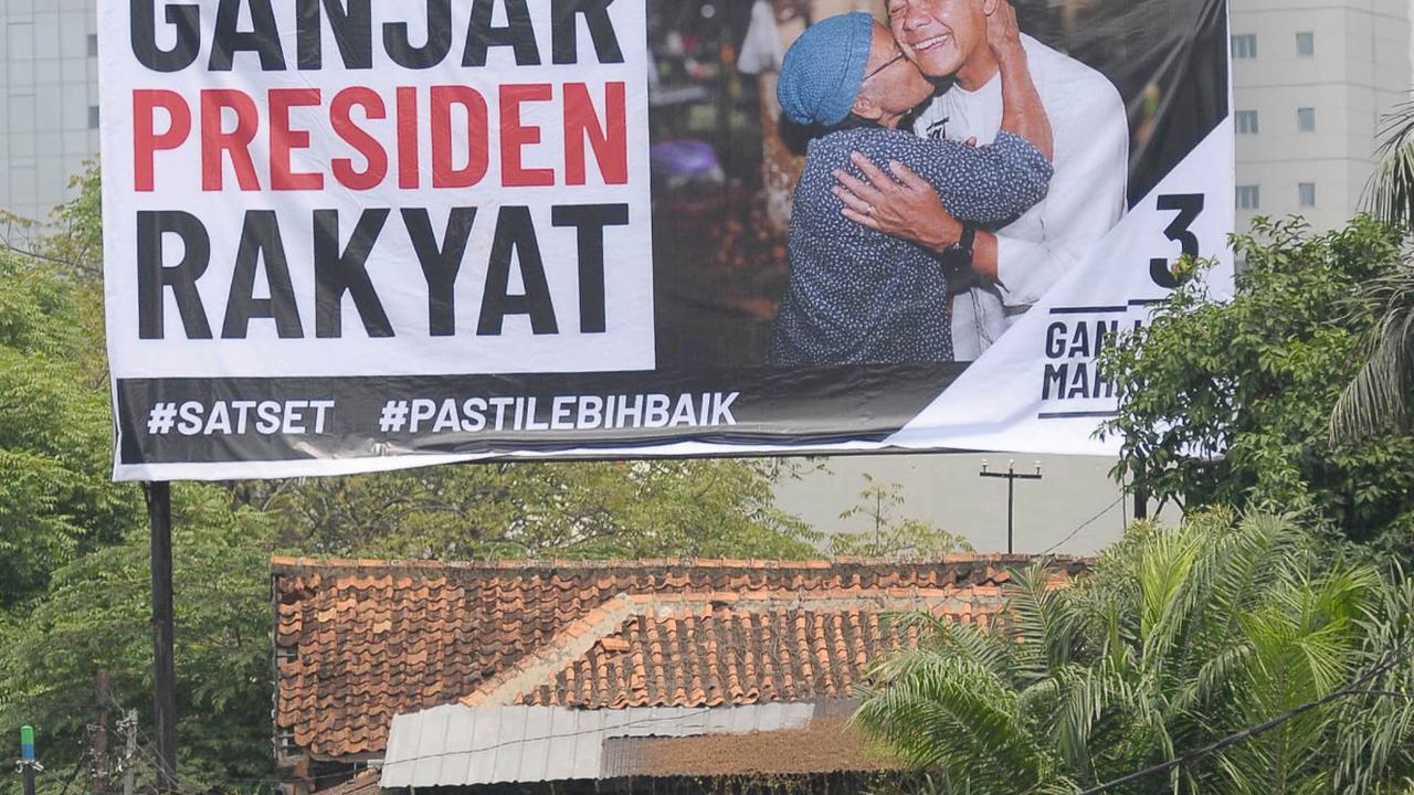 Pekerja memasang alat peraga kampanye calon presiden Ganjat Pranowo pada baliho di kawasan Karet Tengsin, Jakarta, Kamis (11/1/2024). Berbagai cara dilakukan pasangan calon presiden dan wakil presiden pada Pemilu 2024 untuk menarik simpati publik dan memp