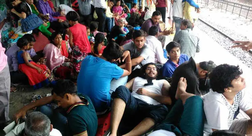 Sejumlah orang terjebak di sebuah stasiun kereta di Mumbai karena hujan lebat yang melanda dan membuat banjir di sebagian wilayah Mumbai. (The Indian Express)