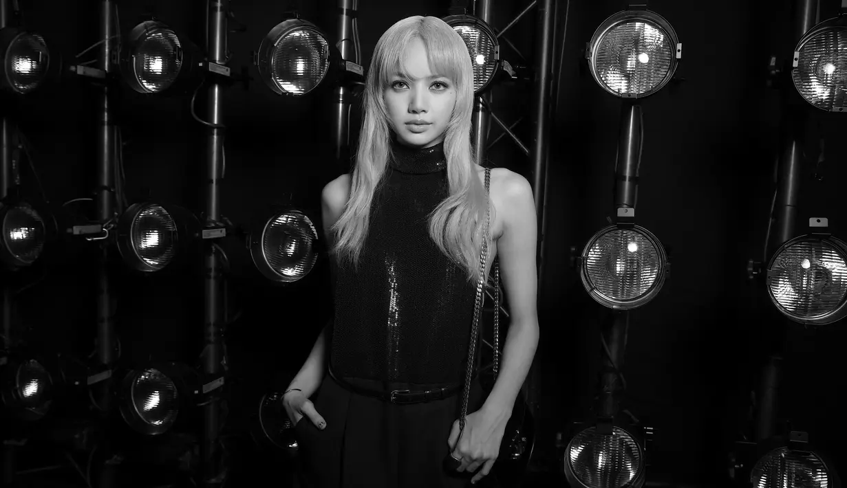 Tamu-tamu istimewa yang hadir dalam acara tersebut termasuk, Lisa Blakcpink yang mengenakan sleveless warna hitam