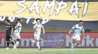 Selebrasi pemain PSIS Semarang, Paulo Gali Freitas (kanan) setelah mencetak assist untuk gol pertama timnya ke gawang Dewa United pada laga pekan ke-8 BRI Liga 1 2023/2024 di Stadion Indomilk Arena, Tangerang, Senin (14/8/2023). PSIS Semarang menang telak 4-1 atas Dewa United. (Bola.com/M Iqbal Ichsan)