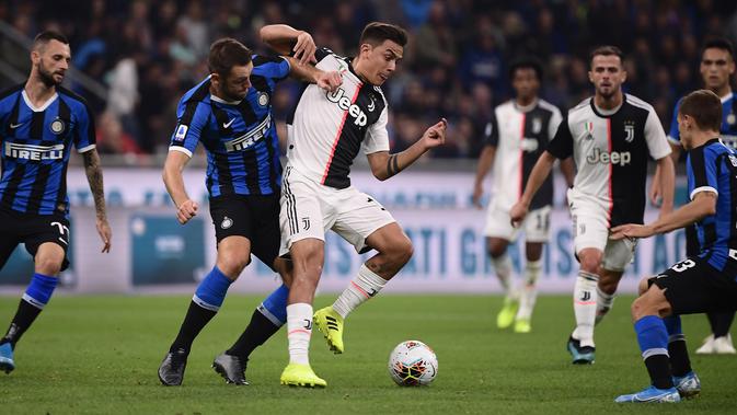 Penyerang Juventus Paulo Dybala berebut bola dengan bek Inter Milan, Stefan de Vrij dalam lanjutan kompetisi Serie A 2019-2020 di Stadion Giuseppe Meazza, Minggu (6/10/2019). Juventus memenangi duel bertajuk Derby d'Italia dengan keunggulan 2-1 atas Inter. (Marco Bertorello / AFP)