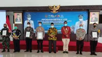 PT Surveyor Indonesia (Persero) menganugerahkan penghargaan bagi tiga pilar desa (dok: Humas)