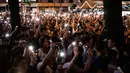 Ribuan pegawai negeri sipil (PNS) menyalakan lampu ponsel mereka saat mengikuti unjuk rasa menolak RUU Ekstradisi di Hong Kong, Jumat (2/8/2019). PNS bergabung bersama demonstran di jantung distrik bisnis Hong Kong. (LAUREL CHOR/AFP)