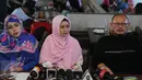 Shinta Tanjung (tengah) memberikan keterangan pers terkait permasalahan rumah tangganya bersama Ustad Zacky Mirza di Tangerang,(15/7/2016). Rumah tangga ustaz Zacky Mirza dan Shinta Tanjung sedang dalam proses perceraian. (Liputan6.com/Herman Zakharia)