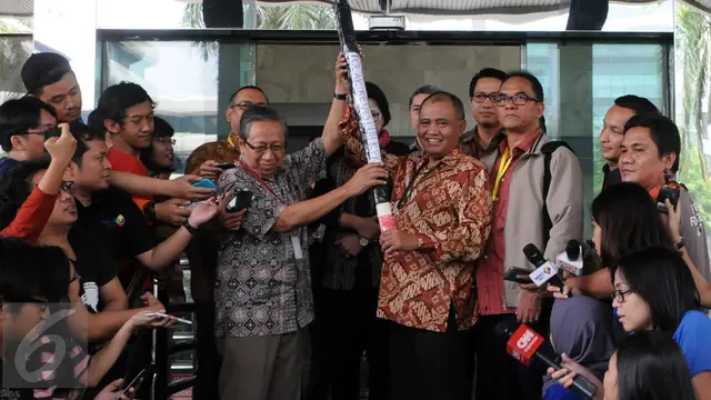 20160219-KPK Dapat Hadiah Pensil Raksasa dari Rektor dan Sejumlah Guru Besar-Jakarta