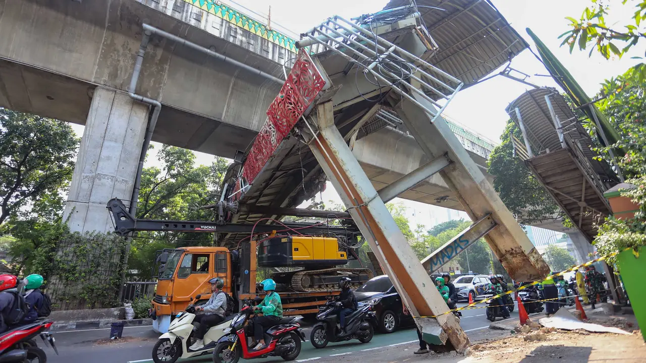 JPO Tendean Nyaris Ambruk Usai Ditabrak Truk Crane
