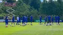 Tampak dari kejauhan ada Kylian Mbappe, Michael Olise, N'Golo Kante, Desire Doue, Theo Hernandez, dan banyak nama besar lainnya. (Bola.com/Hery Kurniawan/Adv/Powerade)
