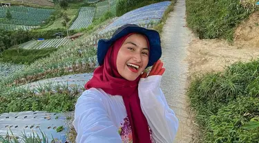 Lewat Instagram pribadinya, penyanyi dangdut koplo ini sering membagikan kesehariannya bercocok tanam di sawah. Keputusannya untuk menekuni profesi sebagai petani ternyata mendapat dukungan penuh dari sang suami.(Liputan6.com/IG/@novilisty_)