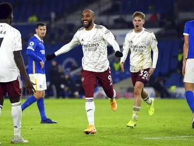 Striker Arsenal, Alexandre Lacazette, melakukan selebrasi usai mencetak gol ke gawang Brighton & Hove Albion pada laga Liga Inggris di Stadion Amex, Selasa (30/12/2020). Arsenal menang dengan skor 1-0. (Mike Hewitt/Pool via AP)