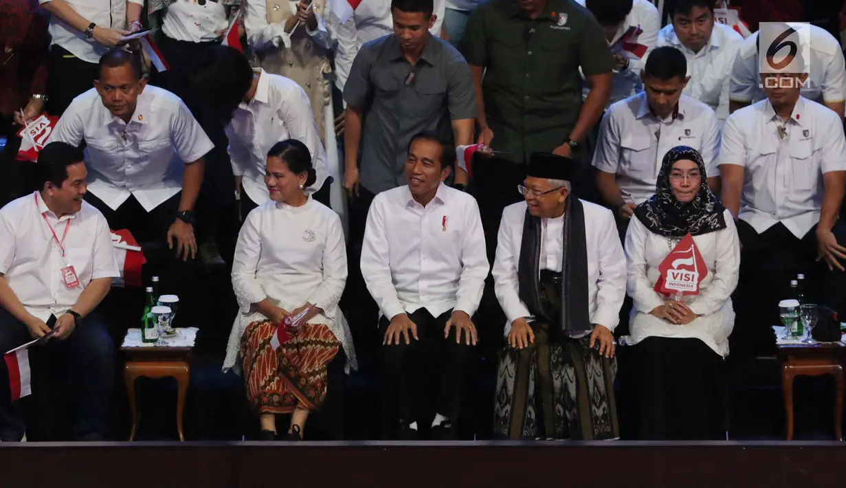 Wakil Presiden terpilih 2019-2024, KH Ma’ruf Amin (kedua kanan) bersama Presiden RI terpilih 2019-2014, Joko Widodo jelang pidato Visi Indonesia di SICC, Sentul, Kab Bogor, Jawa Barat, Minggu (14/7/2019). KH Ma’ruf Amin menutup pidato dengan doa bagi bangsa.  (Liputan6.com/Helmi Fithriansyah)
